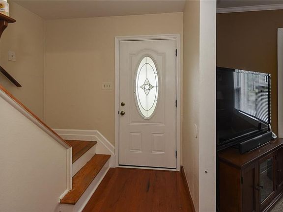 3rd image of 3928 Brentwood Cres