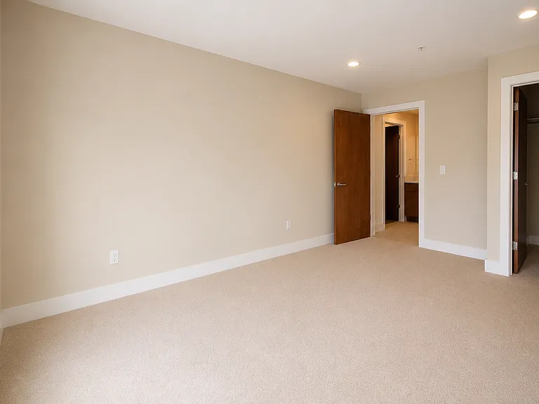 533 Cambridge St — Photo 8