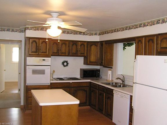 3rd image of 99 Leaview Ln