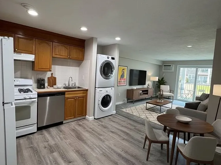Pondsview Apartments — Photo 11