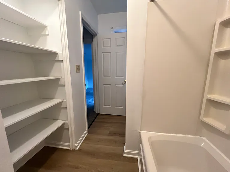139 E Pomfret St — Photo 17