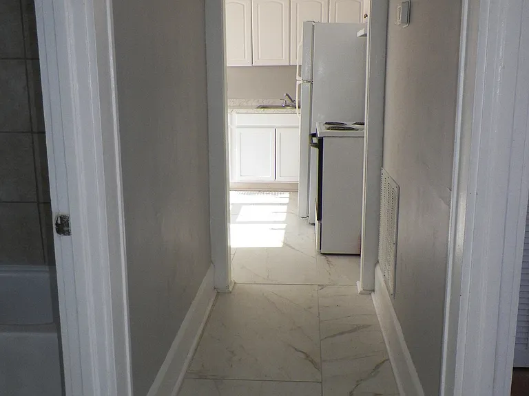 221 W 9th St — Photo 28