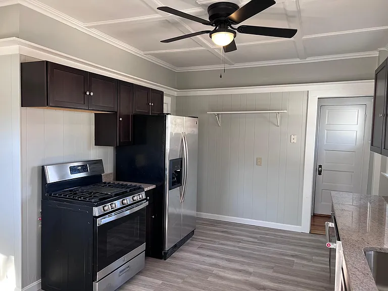 121 Oakland St — Photo 2