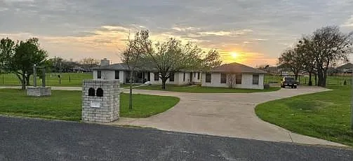 16 Brenda Ln — Photo 1