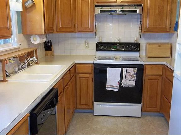 3rd image of 1627 E Columbia Ave