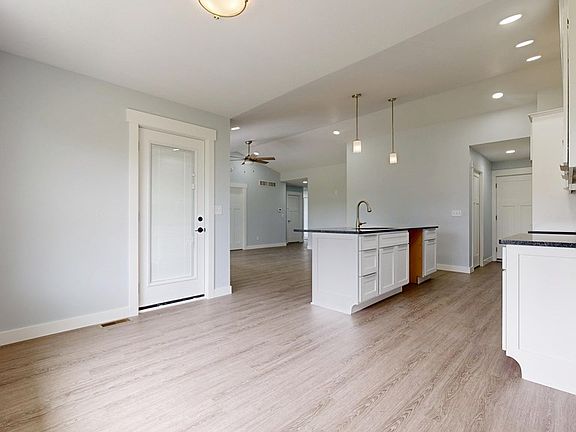 5th image of 226 W Main St