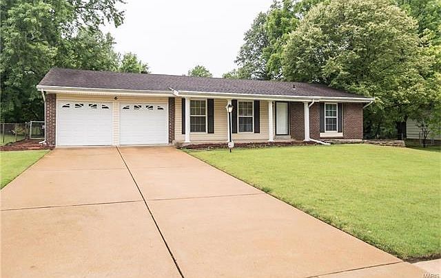 Welcome to Number 6 Welwyn,  Notice the low maintenance exterior.  Newer Architectural Roof, Vinyl Siding, Enclosed Soffit and Fascia.  Newer Carriage Garage Doors.