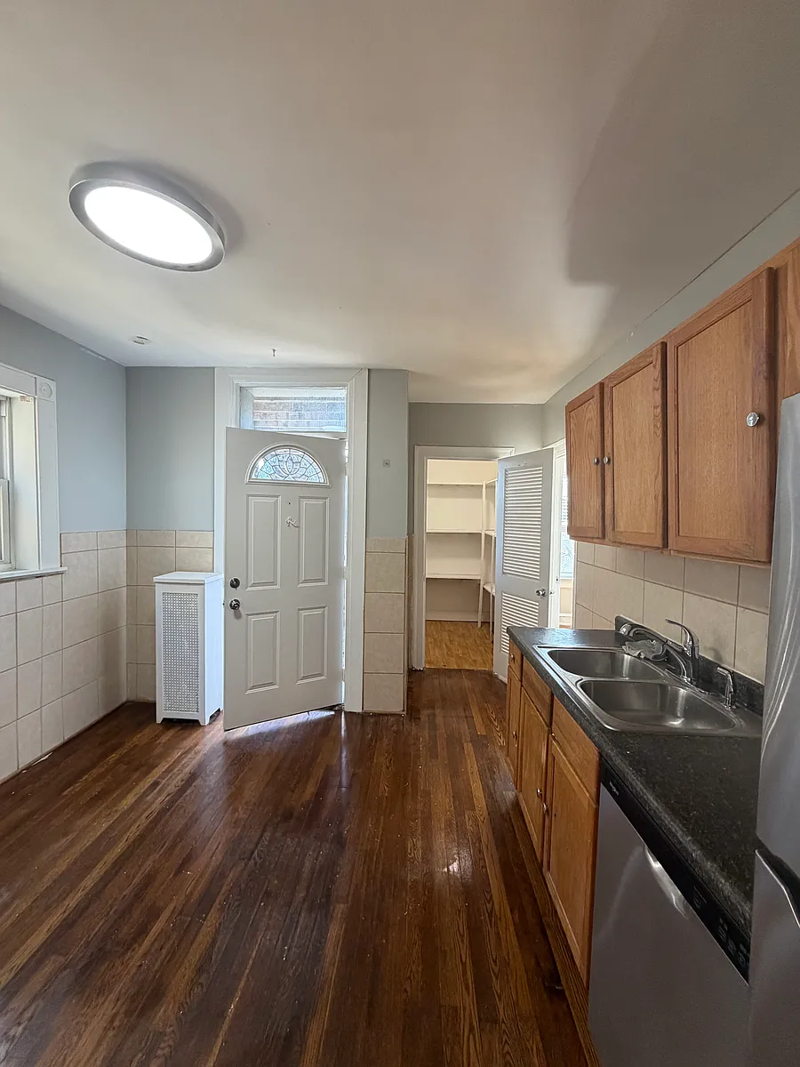 Building Photo - 5519 N Artesian Ave #2