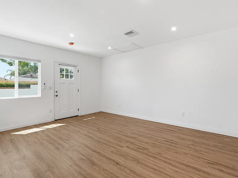 8155 Genesta Ave — Photo 5