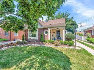 1842 Lochmoor Blvd, Grosse Pointe Woods, MI 48236