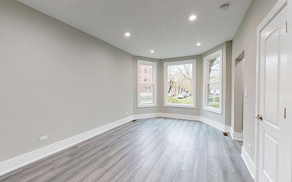 4th image of 2701 N Hamlin Ave #1