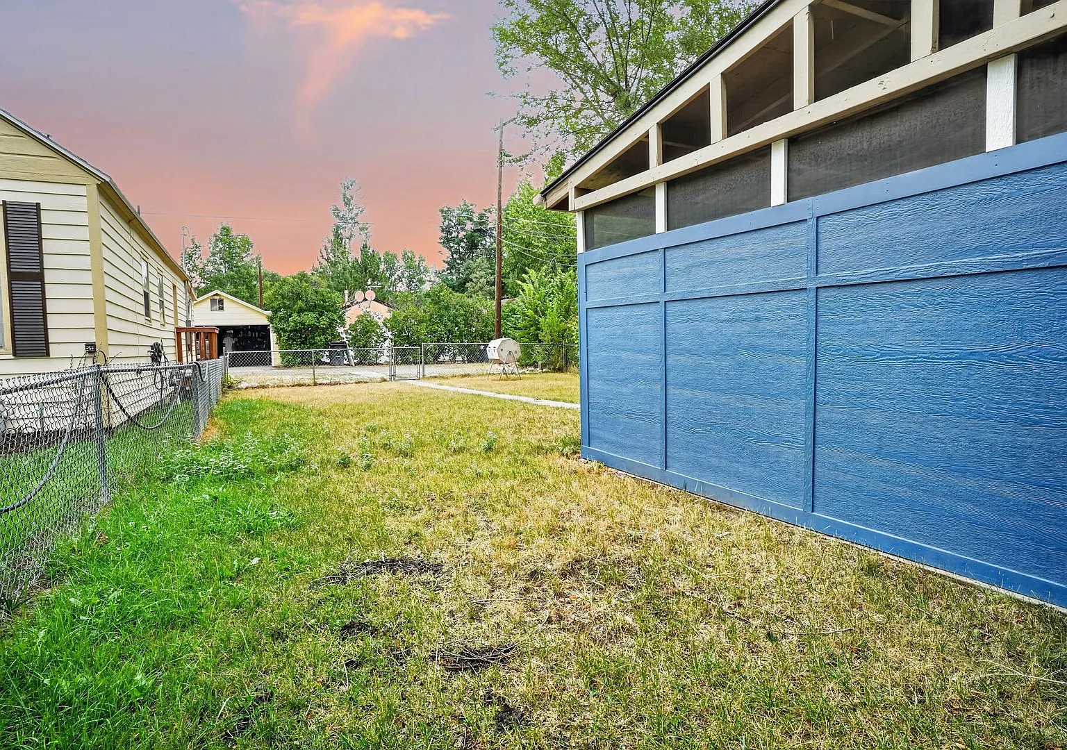 Adorable 3 bed 2 bath Home — Photo 4