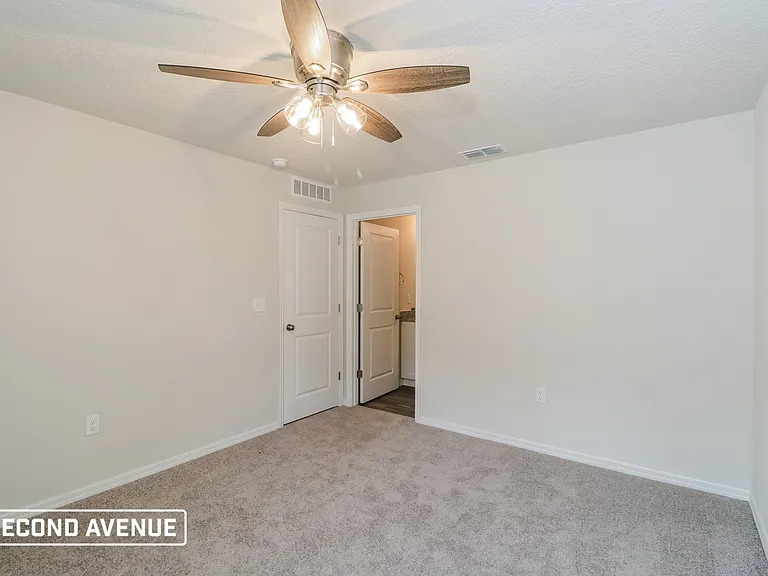 6690 N Roland Dr — Photo 7