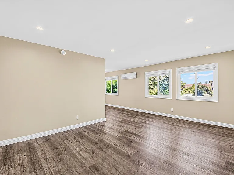 1831 Lime Ave — Photo 2
