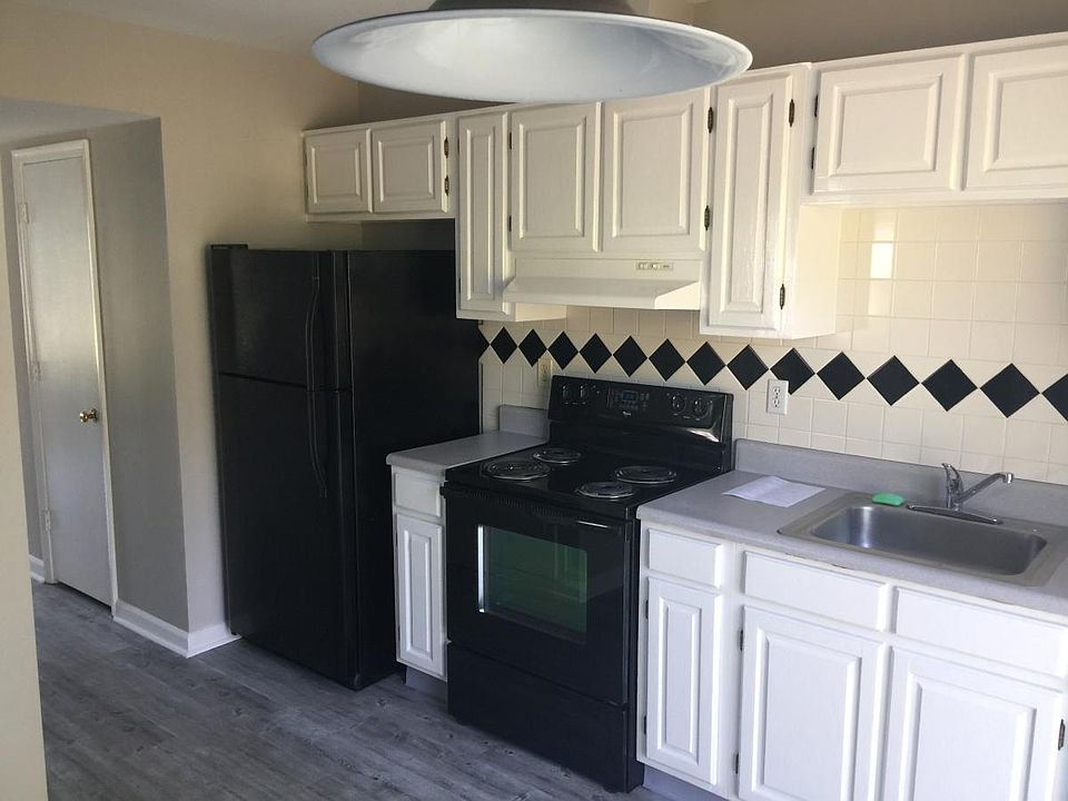 Kitchen with tile backsplash