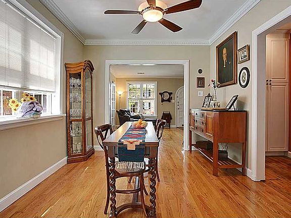 3rd image of 3033 Octavia St