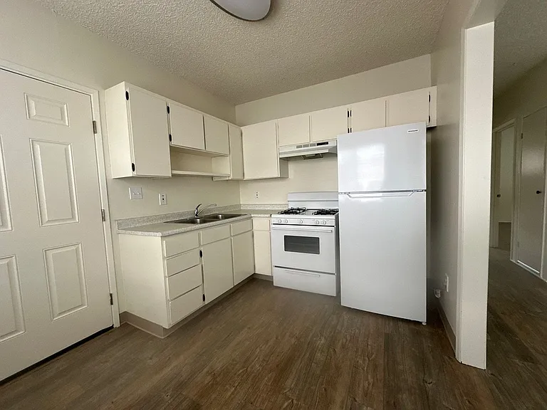 2160 Arthur St — Photo 6
