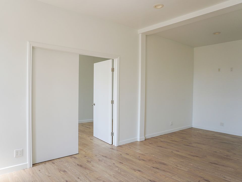 2nd image of 5617 Hollywood Blvd #114