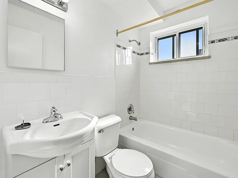 116 Charlton Ave W — Photo 10
