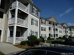 1st image of 958 Plaza Walk Dr