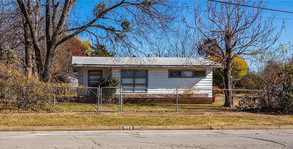 1st image of 902 Westridge Ave