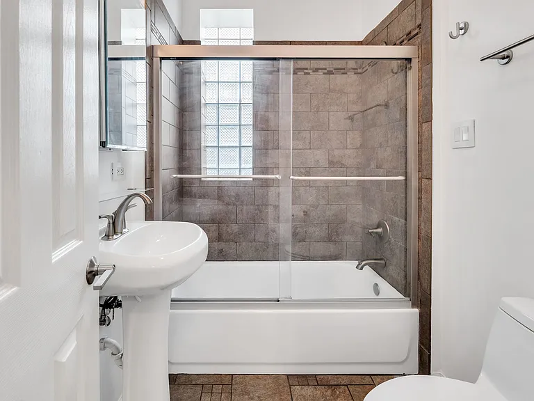 841 W 33rd St #1R — Photo 12
