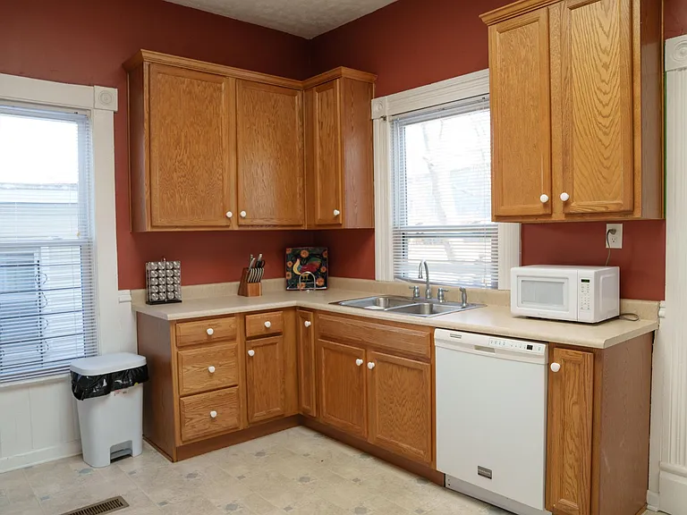 326 Blackburn Ave — Photo 6
