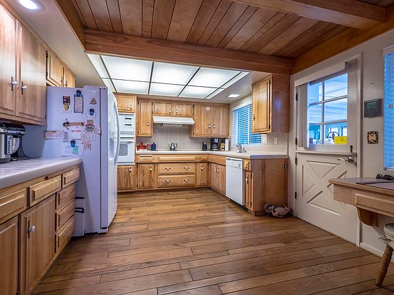 4th image of 995 Montgomery Ct