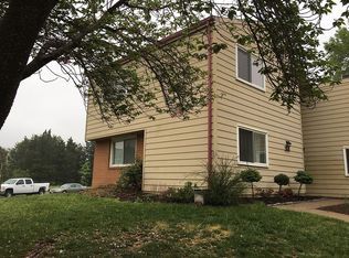 862 Dogwood Ct, Herndon, VA 20170