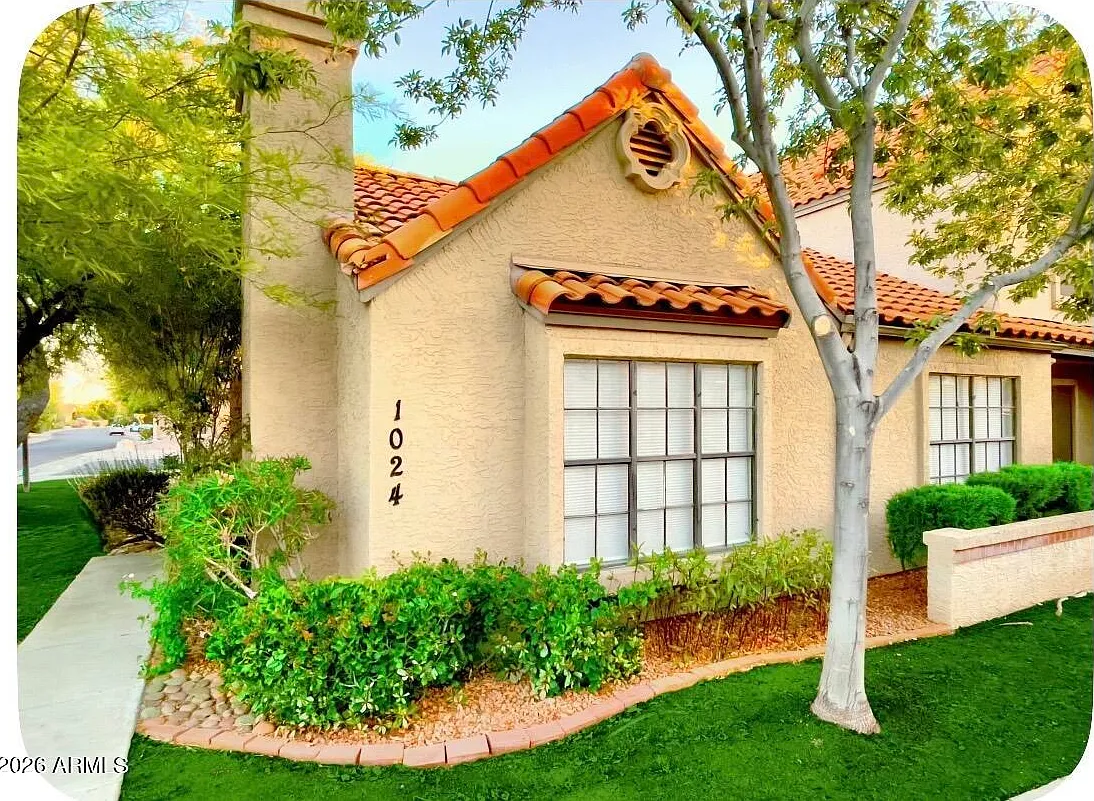 2 bed, 1.0 bath, 784 sqft, $2,200 — Photo 1