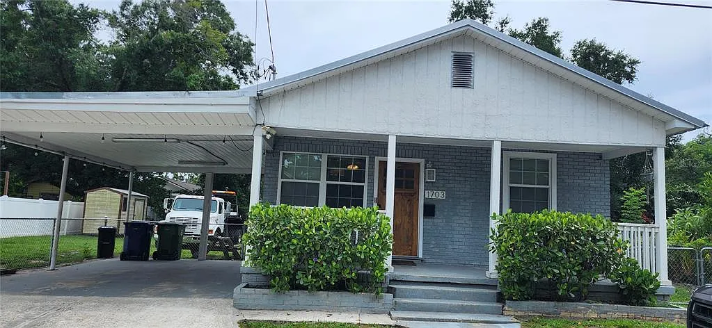 3 bed, 1.0 bath, 1018 sqft, $2,200 — Photo 1