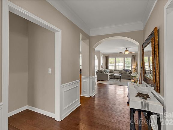 5th image of 10573 Bethpage Dr
