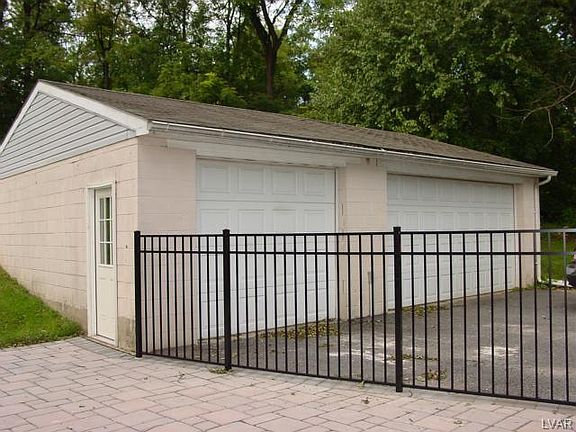 Detatched 3-car garage