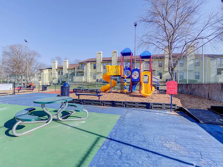 Lago Vista Apartments — Photo 15