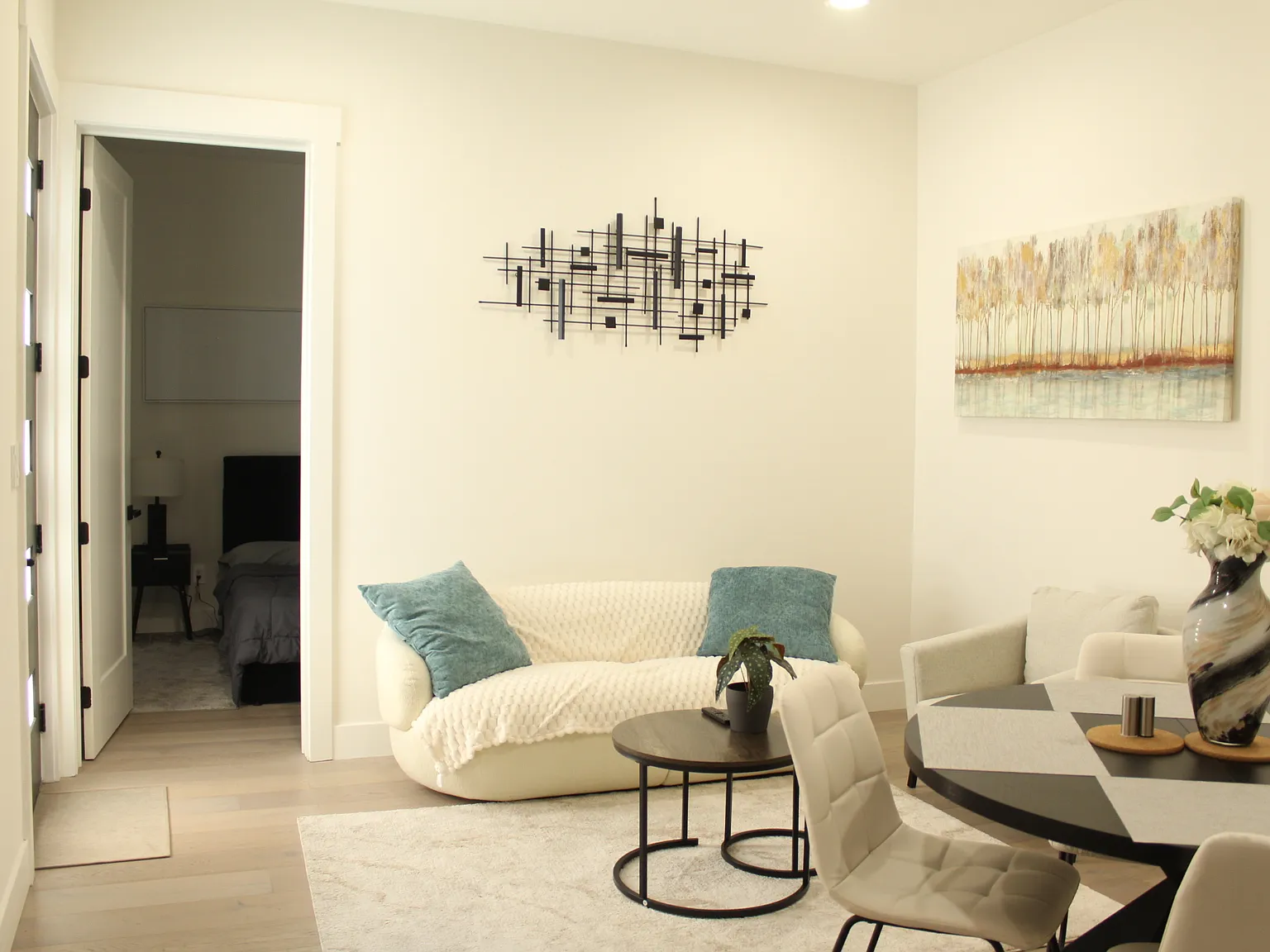 2 bed, 750 sqft, $5,495 — Photo 4