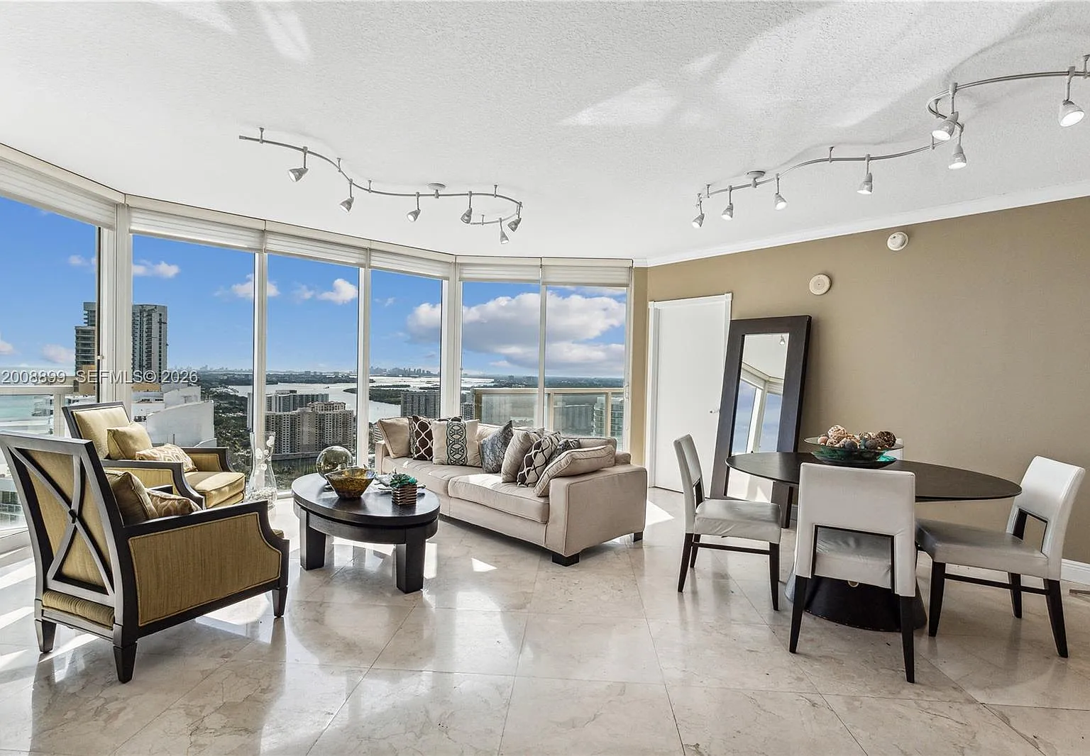 La Perla Condo — Photo 2