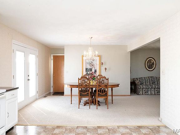 5th image of 802 S Desloge Dr