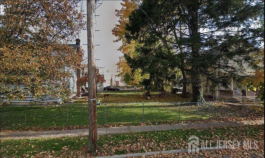 2nd image of 358-400 E 2nd St