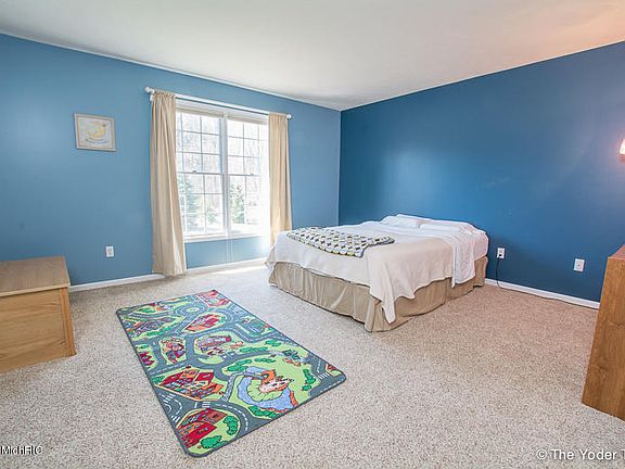 2nd image of 3918 Oakcrest Ct SE