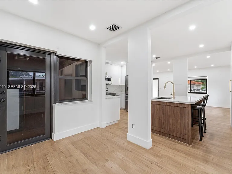 121 SW 71st Ave — Photo 5