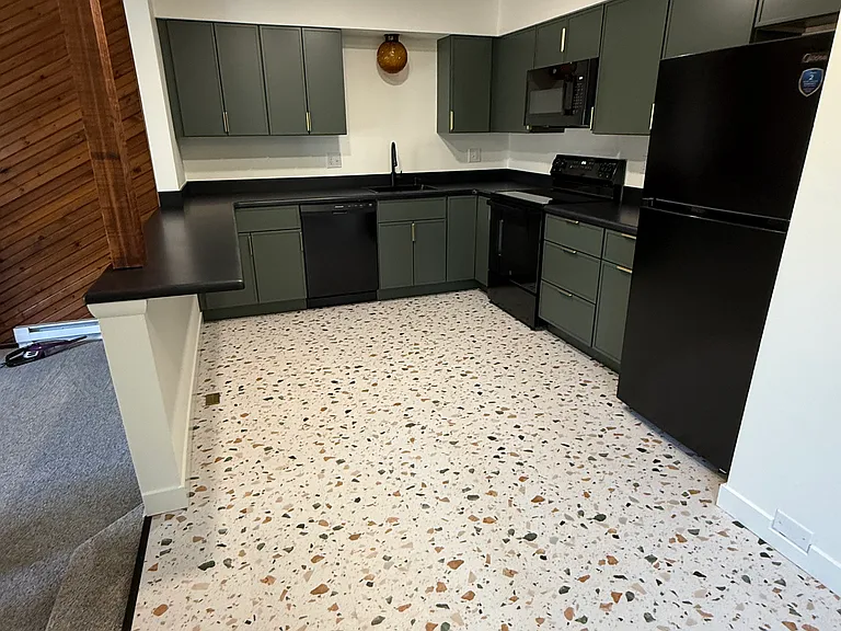 1012 Driftwood Dr — Photo 3