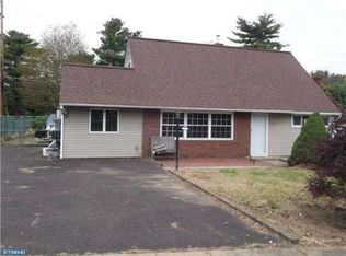 77 Upland Rd, Levittown, PA 19056