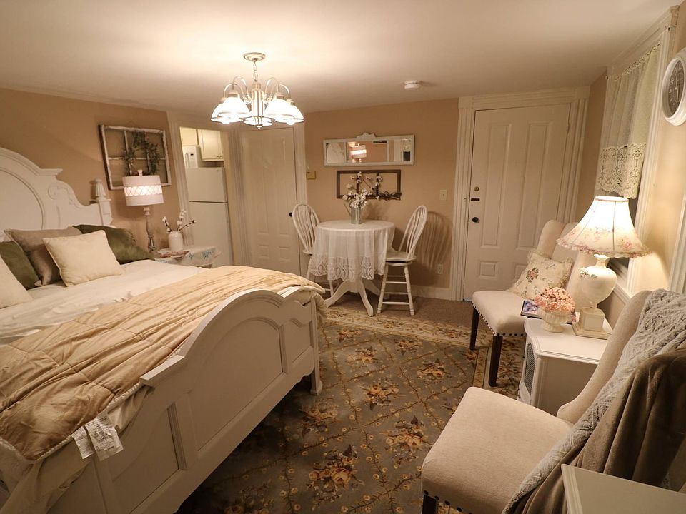 Studio apartment fully furnished with full bath and kitchen.