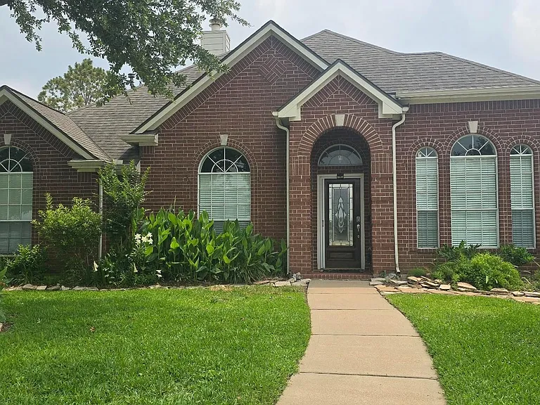 9406 Sunlake Dr — Photo 1