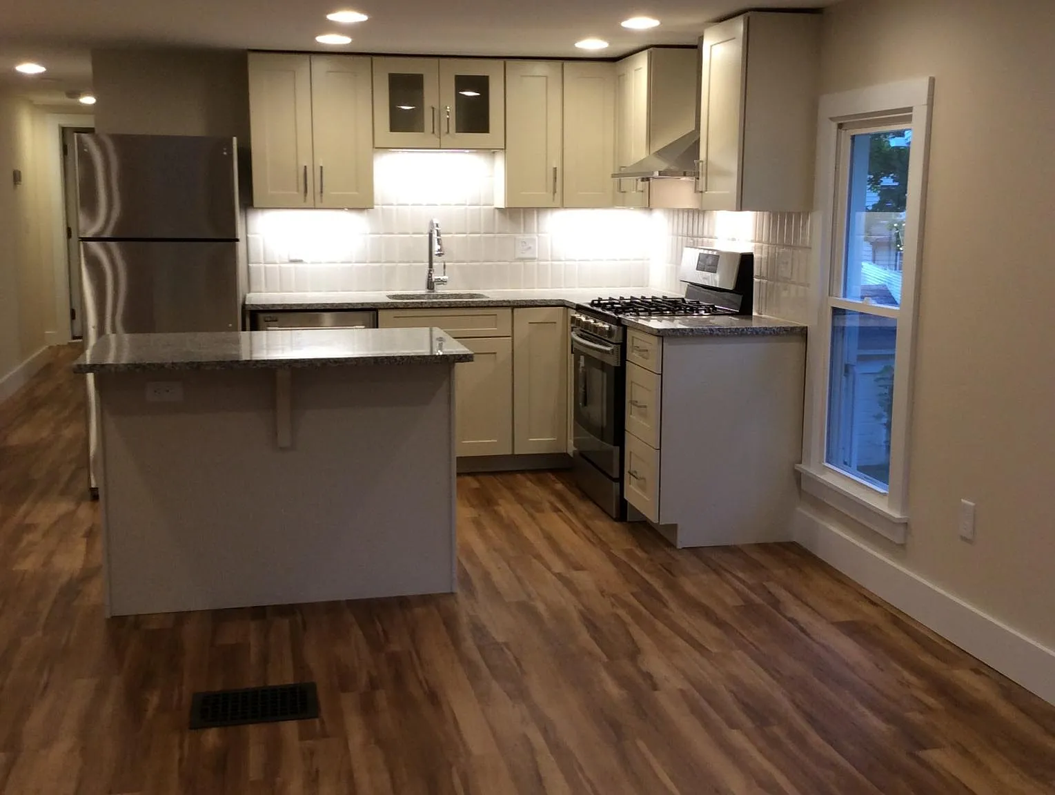 3 bed, 1250 sqft, $2,300 — Photo 2