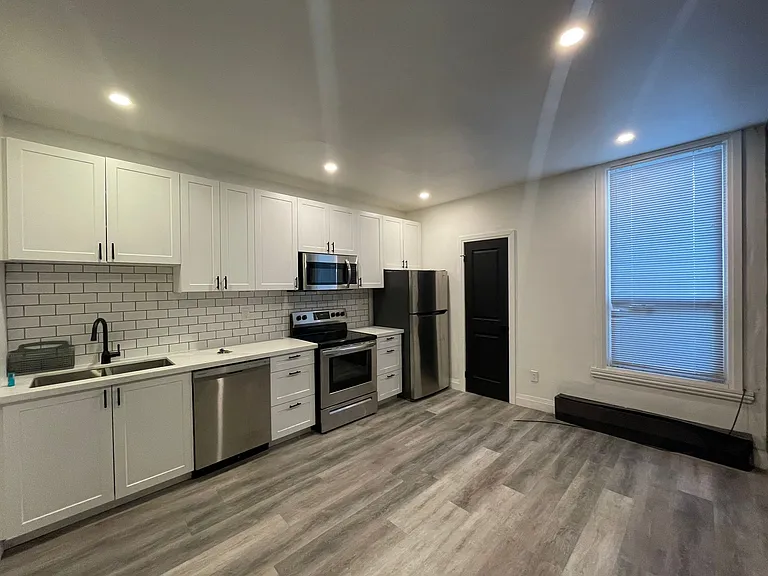 233 Victoria Ave N #4 — Photo 6