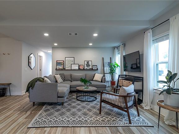 5th image of 203 Munro St