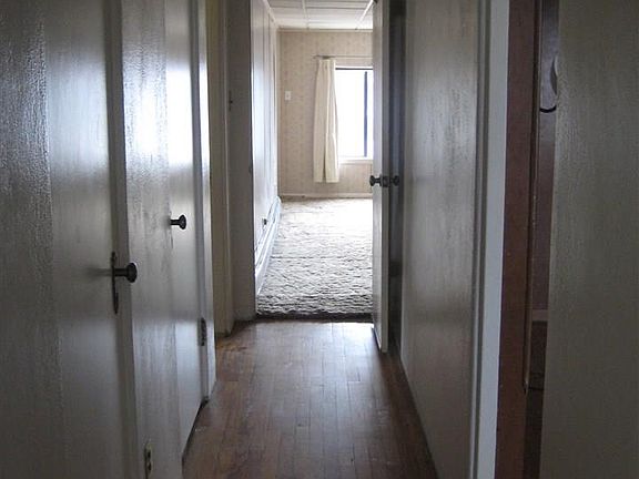 4th image of 1221 Country Club Dr