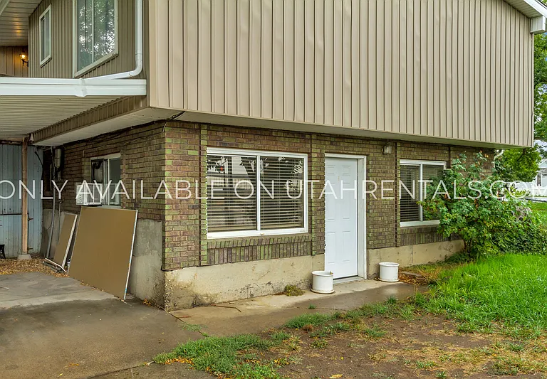 398 W State St — Photo 20