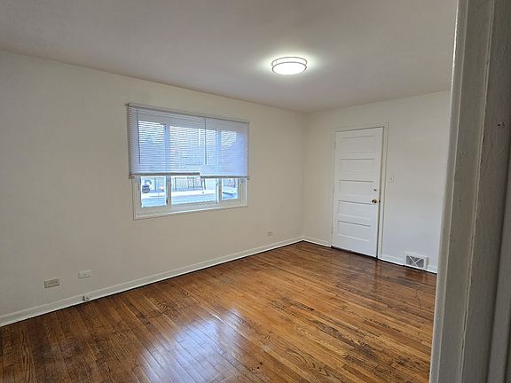 4th image of 5640 N California Ave